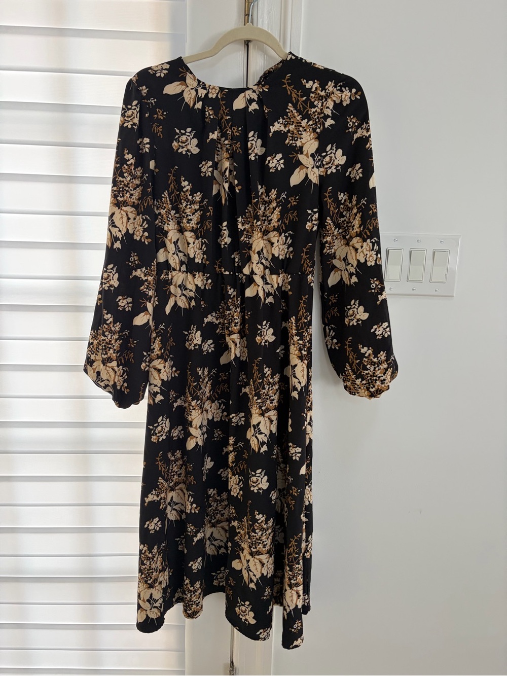 Black Floral Long-Sleeve Midi Dress - Beige Print
